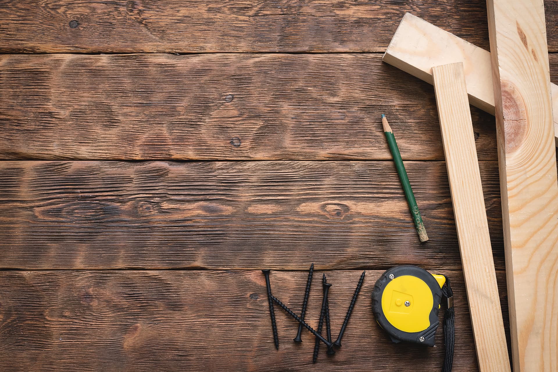 Bild: 401360155, Screws, meter, pencil and wooden bars on the carpenter workbench background flat lay. - Dmitriy, stock.adobe.com